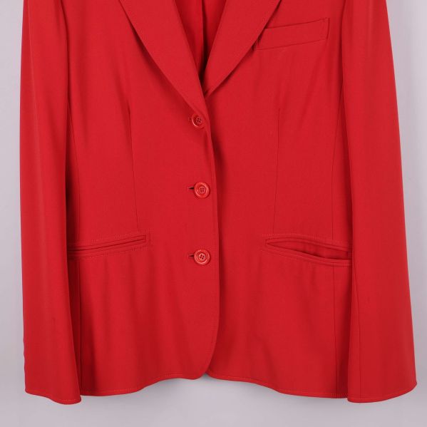 Närbild på kavajens knappar och fickor framtill