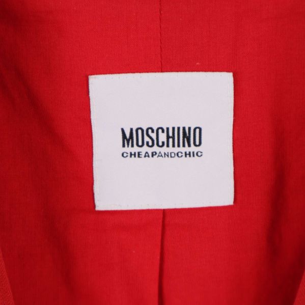 Närbild på Moschino Cheap And Chic-etikett inuti kavajen