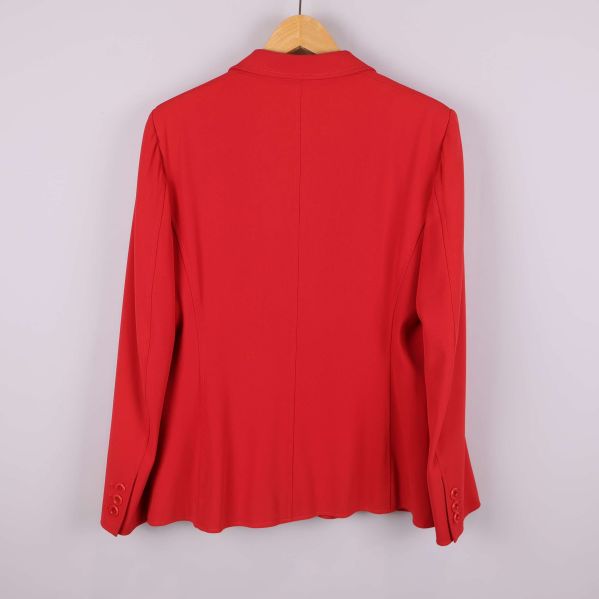 Baksidan av röd kavaj 