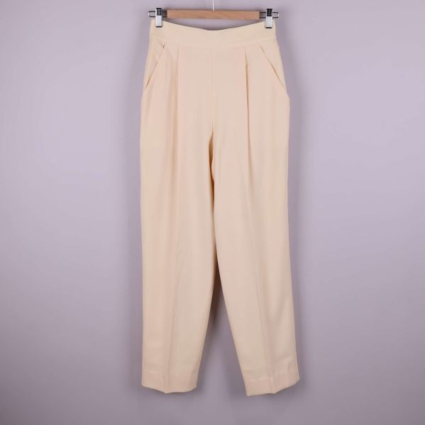 Framsida av beige byxa med hög midja och pressveck