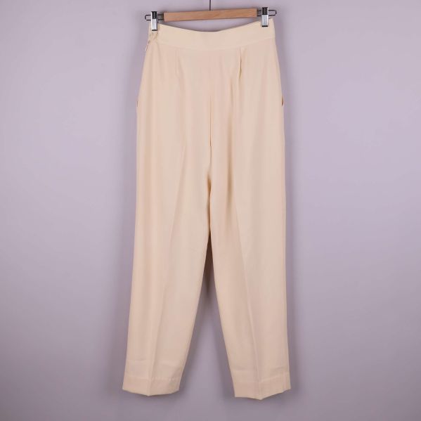 Baksida av beige byxa med rak passform