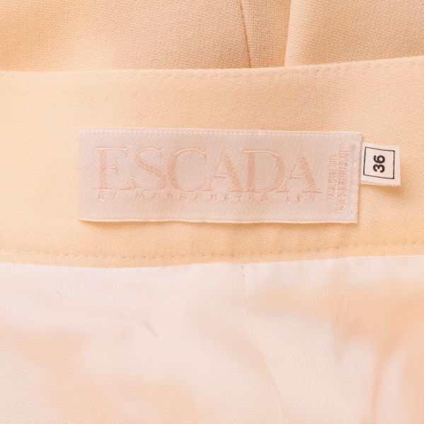 Logotyplapp från Escada med storlek 36 i linning