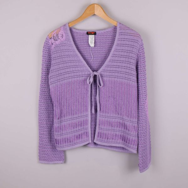 Ljuslila stickad kofta med knytband framtill på galge