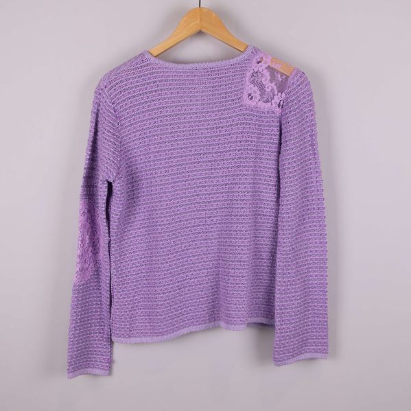 Baksida av ljuslila stickad kofta med spetsdetalj på axeln