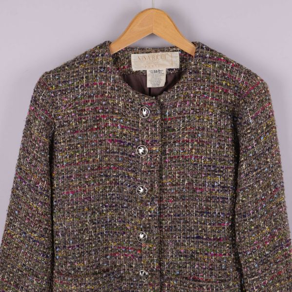 Övre del av flerfärgad kofta med knappar och krage