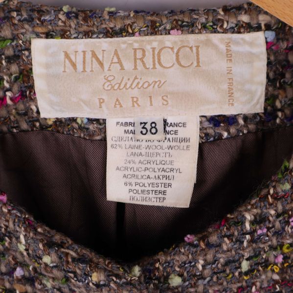 Närbild av varumärkes- och materialetikett för Nina Ricci