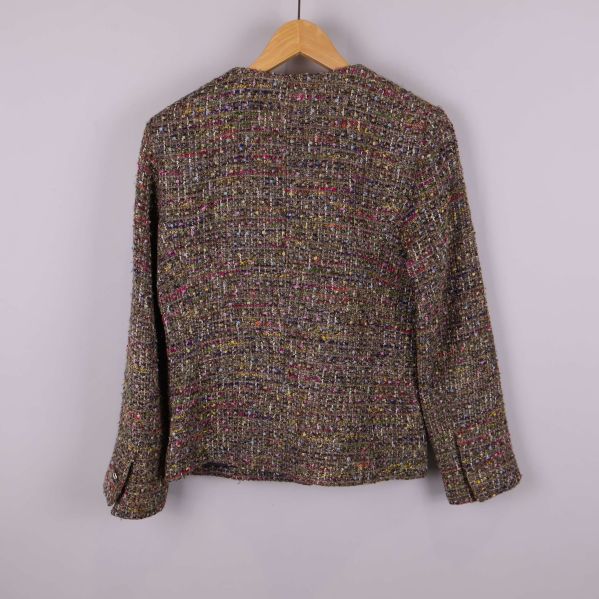 Baksidan på flerfärgad kofta