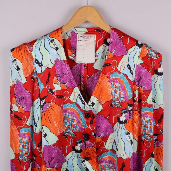 Närbild på krage och knappar på mönstrad blus