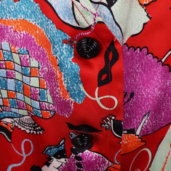 Närbild på svarta knappar och mönstret på tyget