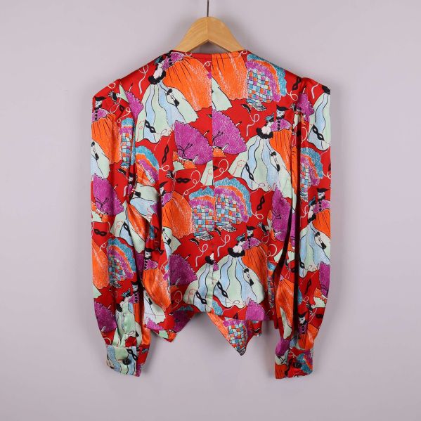 Baksida av den mönstrade vintageblusen på galge