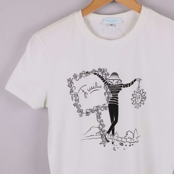 Detaljbild av trycket på vit Pucci t-shirt