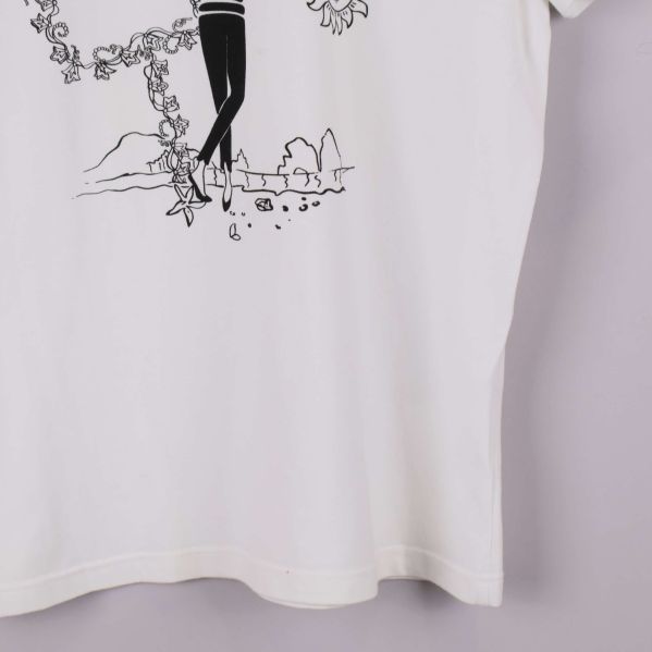 Nederdel av t-shirtens framsida med grafiskt tryck