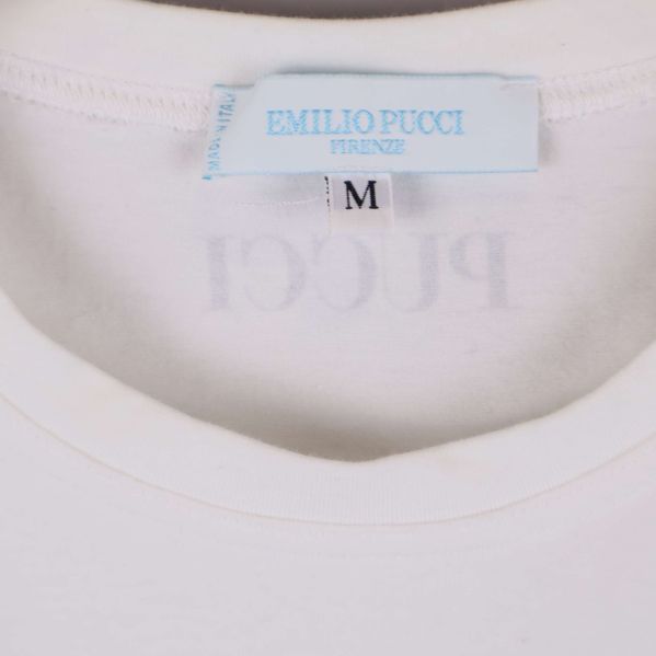 Närbild på Pucci-etikett och storlek M inuti halsringning