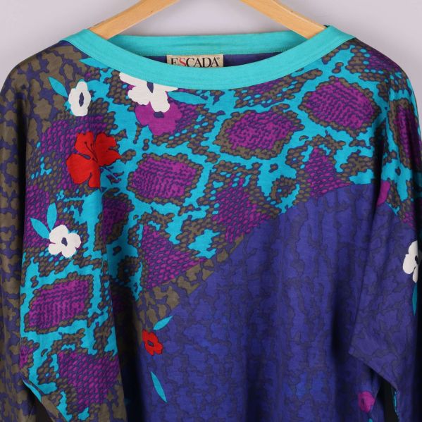 Överkant av tröjans framsida med tydligt blått och lila mönster