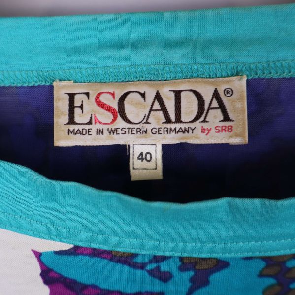 Närbild på Escada-logotyp och storlek 40 i halsen