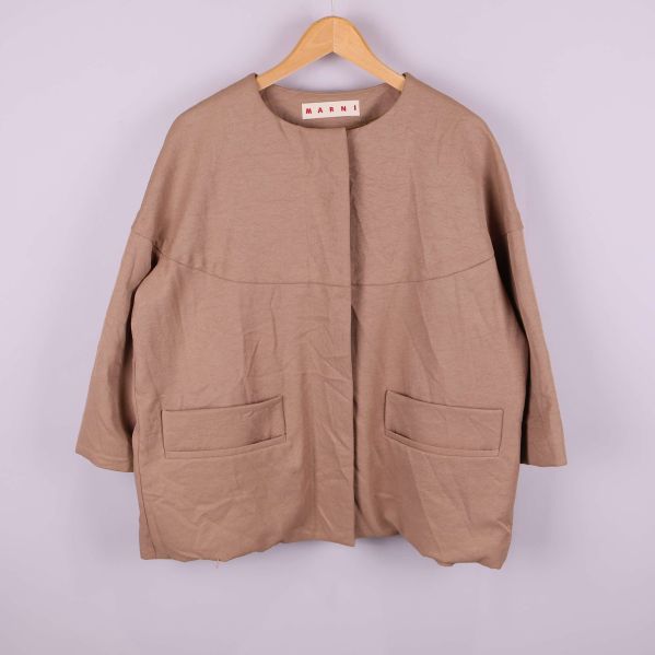 Beige jacka med två stora fickor