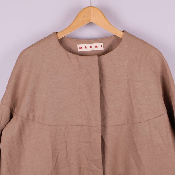 Övre del av jacka visar krage och axelparti