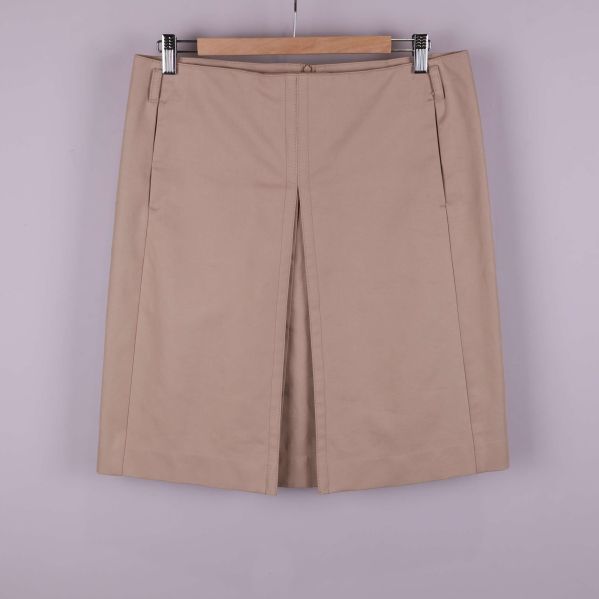 Beige rak kjol framifrån med sprund