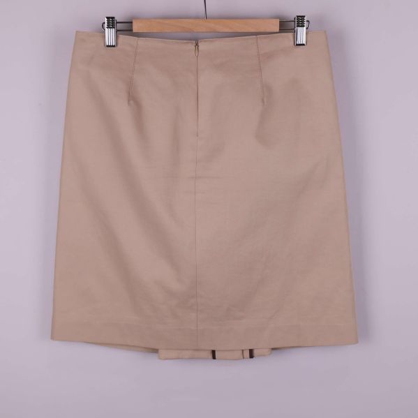 Beige rak kjol bakifrån med enkel design