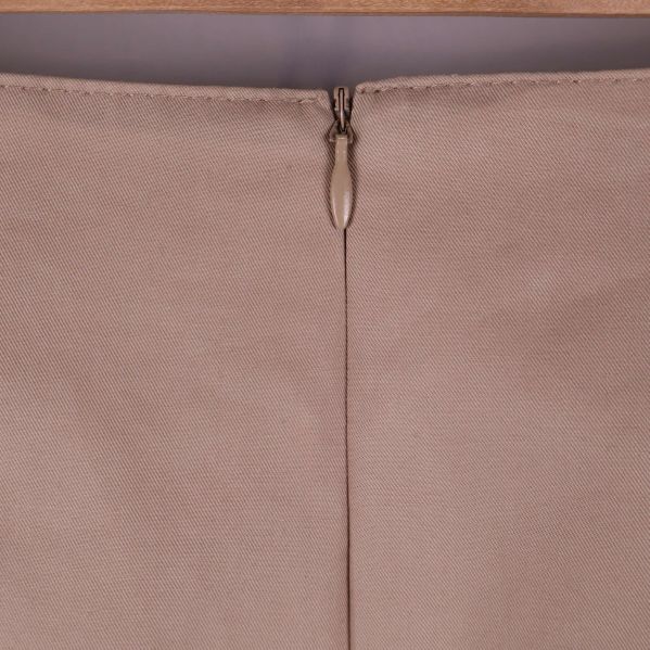 Närbild på den dolda dragkedjan på kjolens baksida