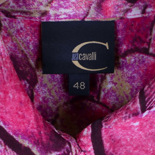 Närbild på etikett med Just Cavalli-logotyp och storlek 48
