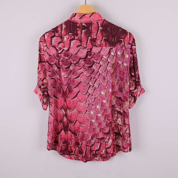 Baksidan av rosa och vinröd blus med genomgående mönster och kort ärm