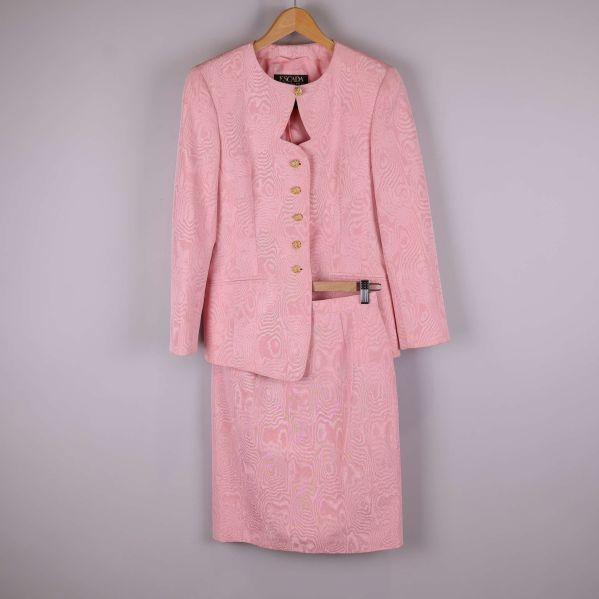 Rosa kostym set med kavaj och kjol på galge