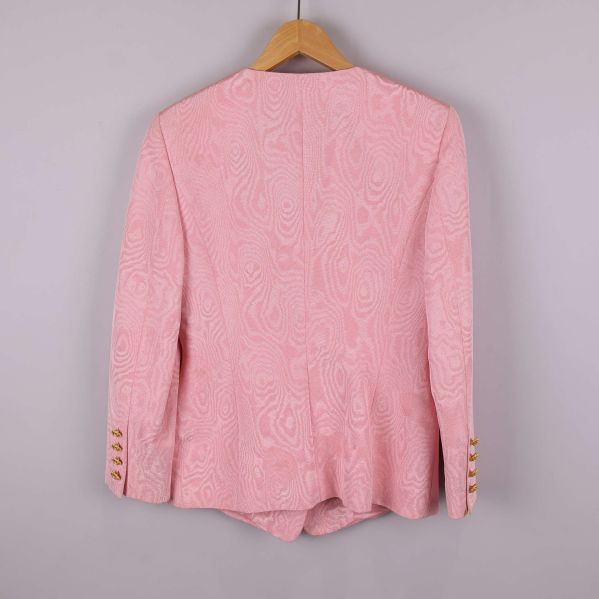 Baksidan av rosa kavaj med fläckar