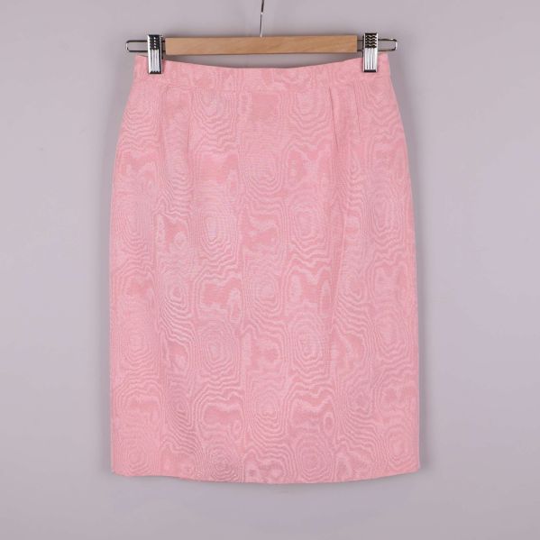 Knälång rosa kjol med strukturmönster framifrån