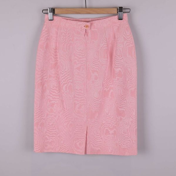 Rosa kjol bakifrån med sprund och knapp