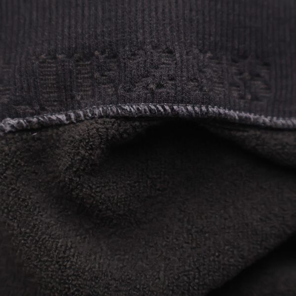 Närbild på svart resår och insida av tightsen