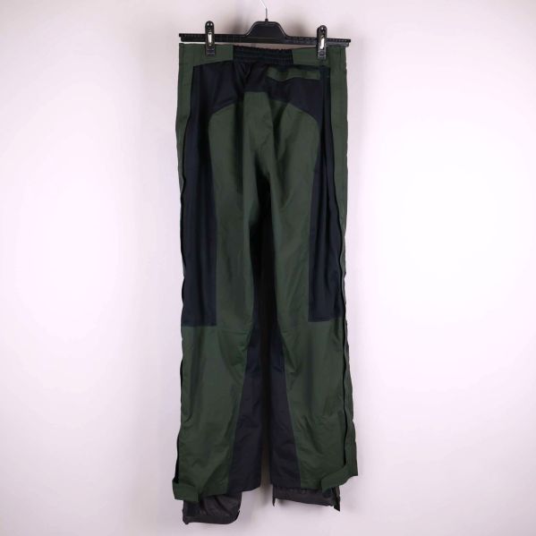 Baksidan av gröna byxor med svarta paneler