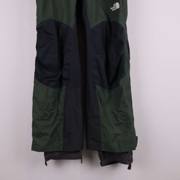 Nederdel av gröna byxor med svarta förstärkningar