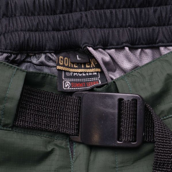 Närbild på bälte och GORE-TEX-lapp i midjan