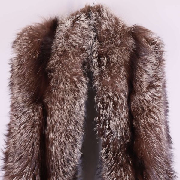 Närbild på den fluffiga pälsen framtill i olika bruna nyanser