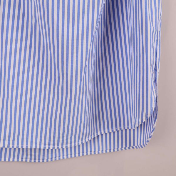 Närbild av klänningens randiga tyg och nedre kant