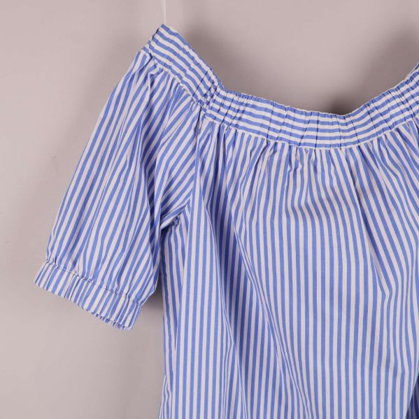 Närbild på puffärm med blåvita ränder och elastiskt avslut