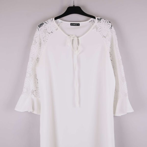 Halsringning framtill med knytband på klänning