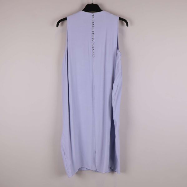 Baksida av ljuslila klänning med knappdetalj