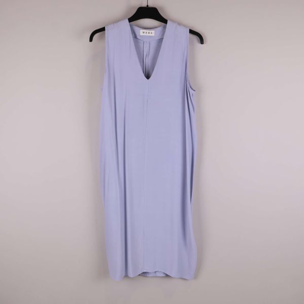 Ärmlös ljuslila klänning med v-ringning fram
