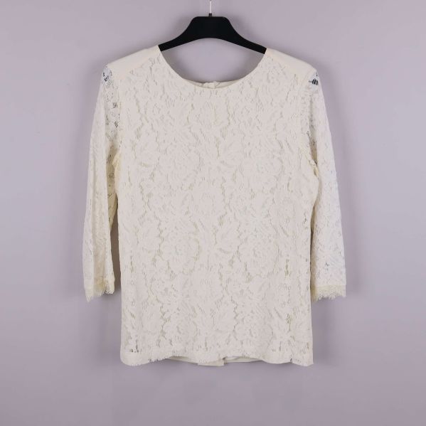 Krämvit blus med spets, trekvartsärm och rund hals