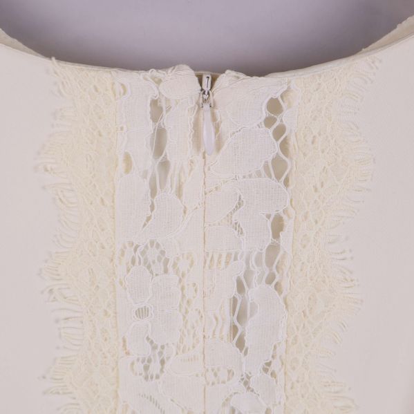 Närbild av dragkedja och spetsinsats på baksidan