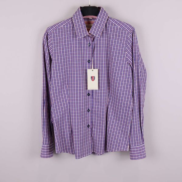 Långärmad rutig skjorta med knappar framtill och etikett