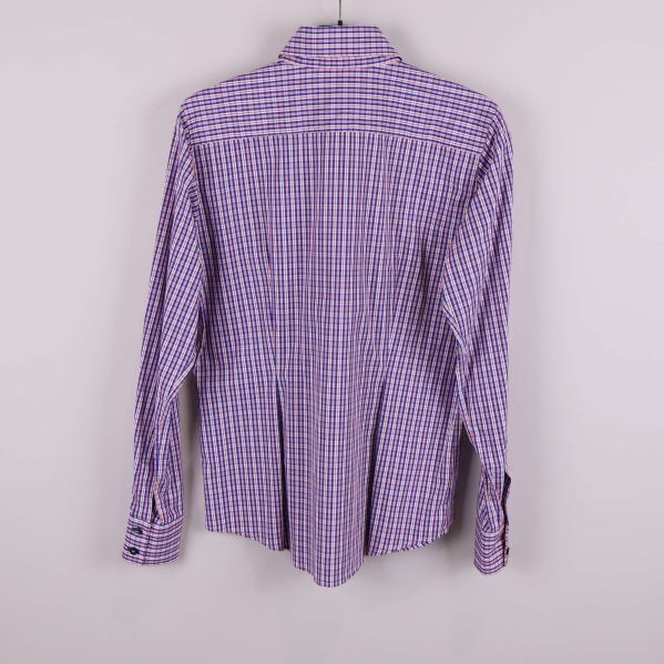 Baksidan av långärmad rutig skjorta på galge