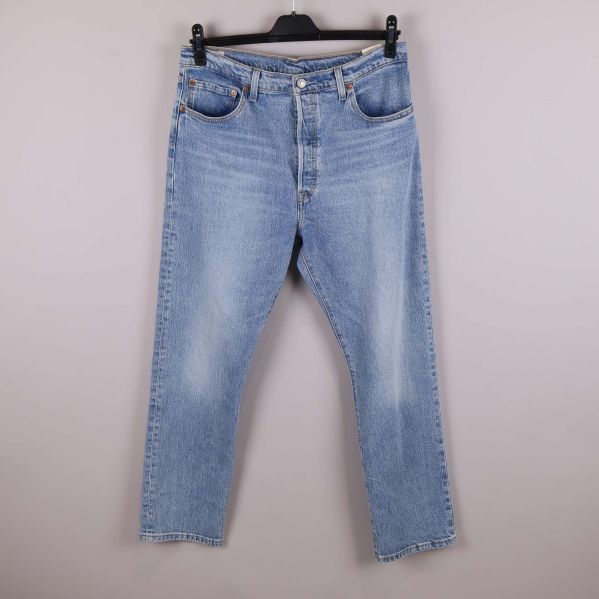 Framsidan av blå Levi's jeans med raka ben