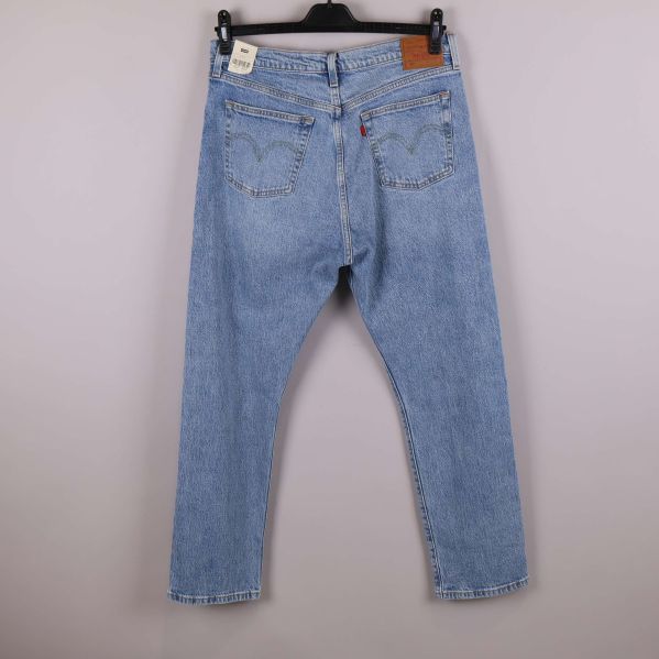 Baksidan av Levi's jeans med fickor och etiketter