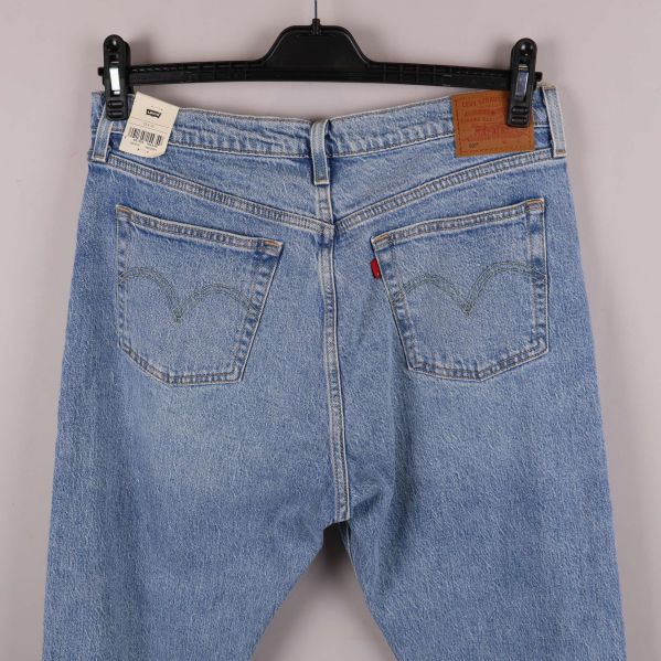 Detalj på bakfickor och etikett på Levi's jeans