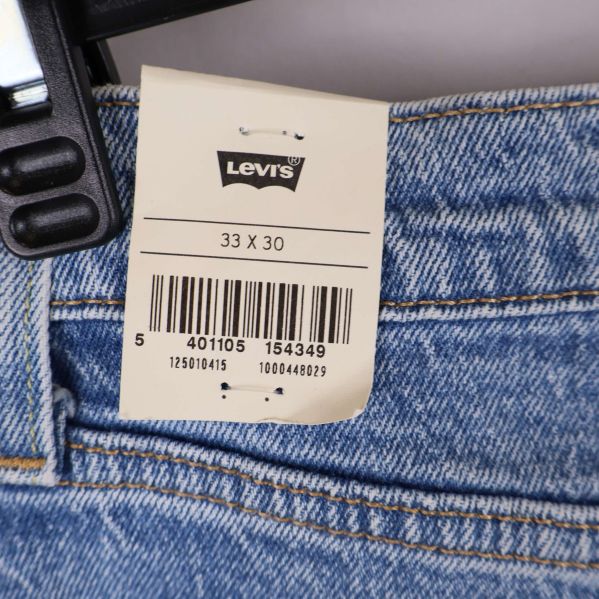 Storleksetikett visar Levi's och storlek 33 x 30