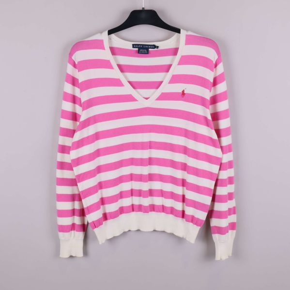 Framsidan av rosa och vit randig tröja på galge