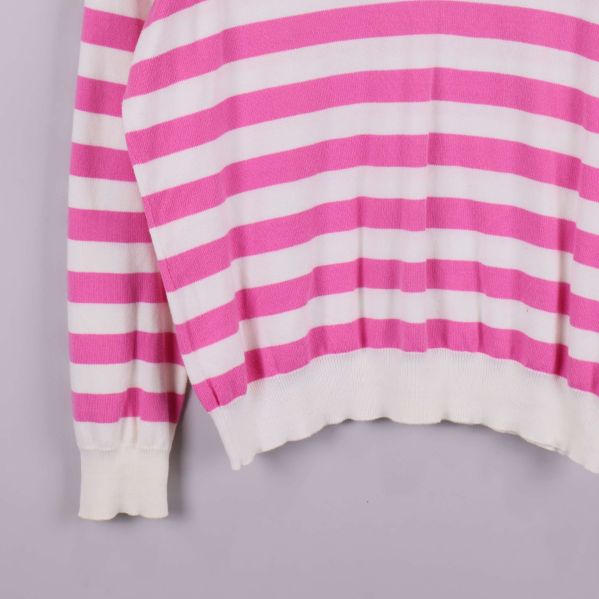 Närbild på nederdelens ribbade kant av randig tröja